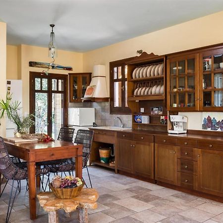 Beachfront Villa Meliti Ágios Matthaíos Bagian luar foto