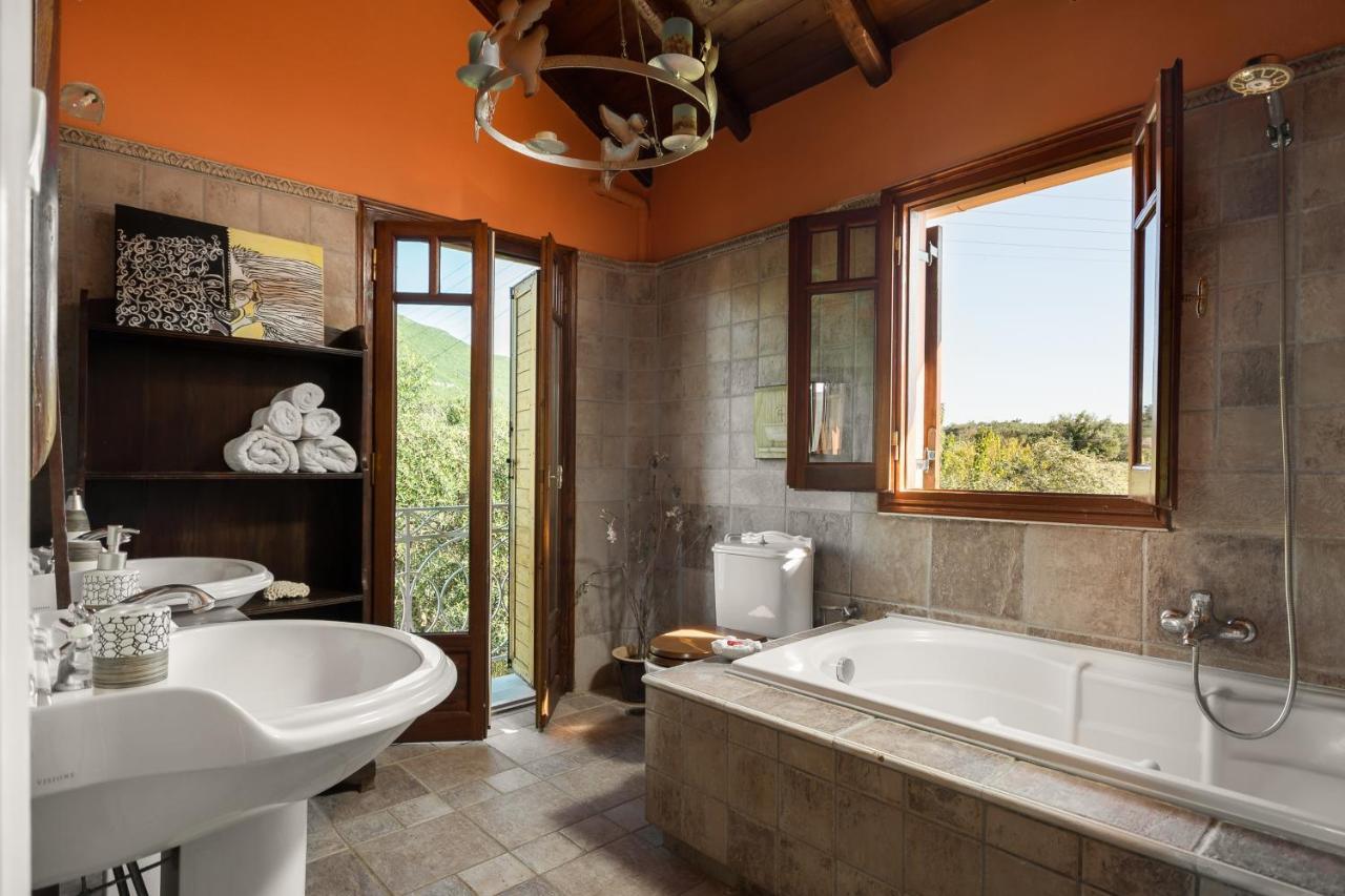 Beachfront Villa Meliti Ágios Matthaíos Bagian luar foto