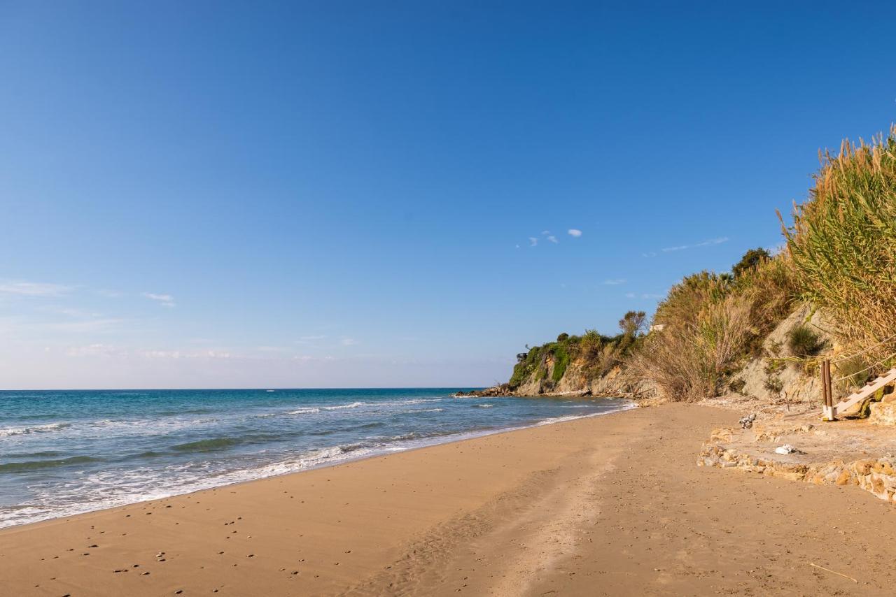 Beachfront Villa Meliti Ágios Matthaíos Bagian luar foto