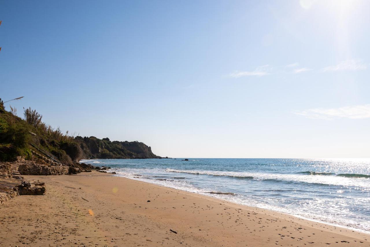 Beachfront Villa Meliti Ágios Matthaíos Bagian luar foto